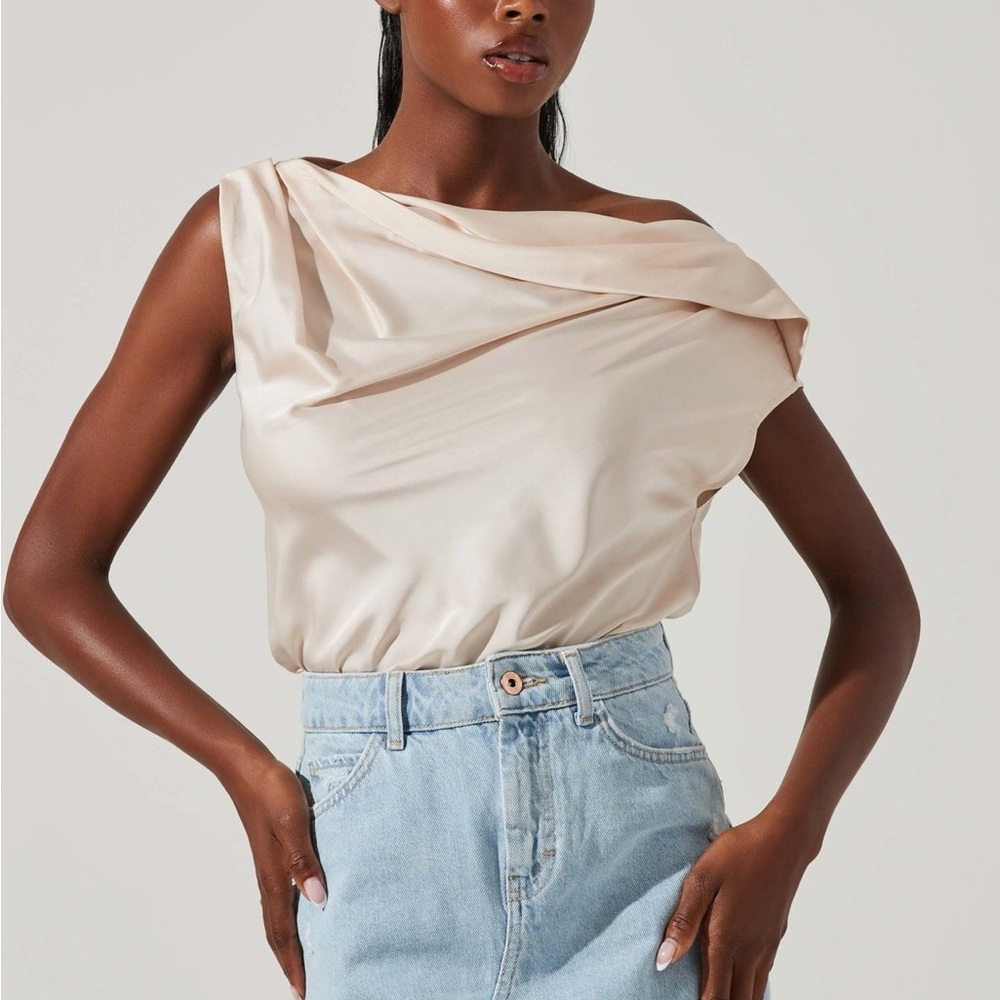 ASTR CERES SATIN OFF SHOULDER TOP IN CHAMPAGNE